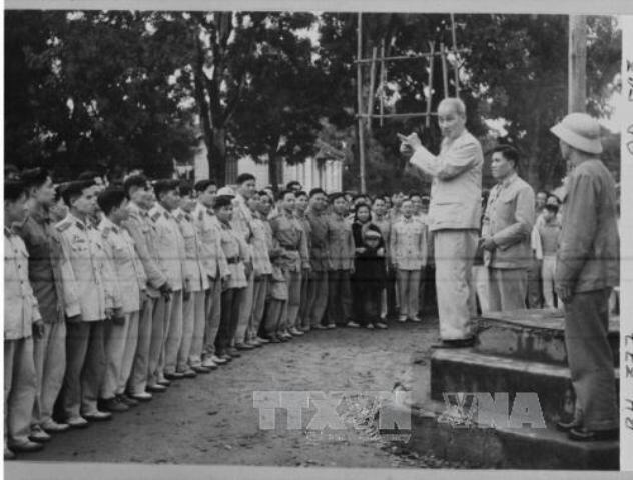 Ảnh: Chủ tịch Hồ Chí Minh thăm đơn vị Công an bảo vệ Thủ đô (Tết Nguyên đán Tân Sửu, năm 1961). Ảnh: TTXVN